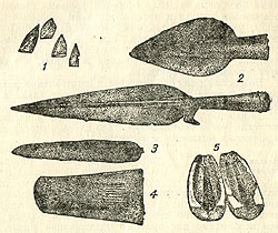 Вещи из ростовкинского могильника: 1 — каменные наконечники; 2 — бронзовые наконечники копий; 3 — бронзовый нож; 4 — бронзовый топорик; 5 — литейная форма.