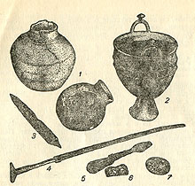 Находки из Богдановского могильника: 1 - глиняные сосуды; 2 - бронзовый котел; 3 - кинжал; 4 - меч; 5 - наконечник копья; 6 - бронзовая бляшка с изображением пантеры; 7 - бронзовая бляшка, укравшая уздечку.