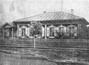Дом (ул. Котельникова, 103), в котором в 1905 г. собирался подпольный революционный штаб, и где производился прием в члены партии.