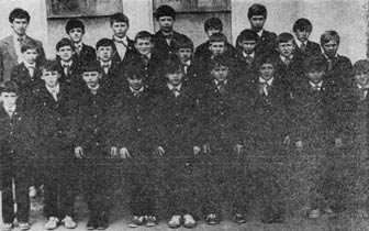 1987 год. Первый набор динамовского отделения городской футбольной школы. Тренер — преподаватель В. В. Кузенков с воспитанниками 1976 года рождения.