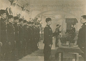 Молодые курсанты принимают военную присягу. Справа начальник училища  полковник И. И. Юрпольский.