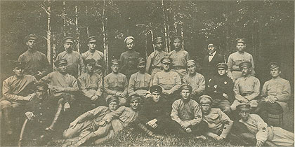 Первый досрочный выпуск красных командиров в 1920 г., во втором ряду  слева шестой начальник курсов М.И. Шпилев.
