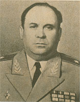 >Начальник училища генерал-майор С. X. Улямаев.