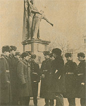 Участник Великой Октябрьской социалистической революции,  делегат III съезда РКСМ Н. Е. Астафьев с курсантами в мемориальном сквере  Борцам революции.