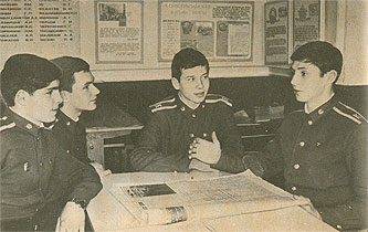 Курсант С. Зиновьев проводит заседание комсомольского бюро роты.