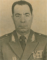 Начальник училища генерал-майор С. И. Марценюк.